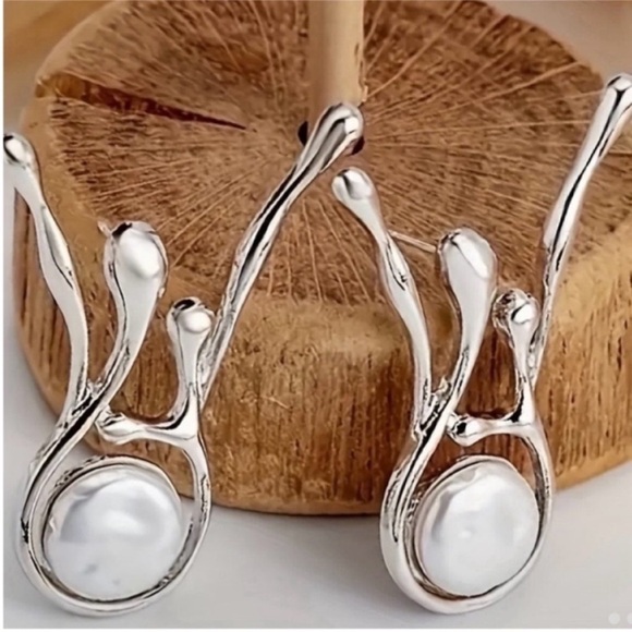 Elegant Silver Pearl Drop Earrings - Picture 3 of 4